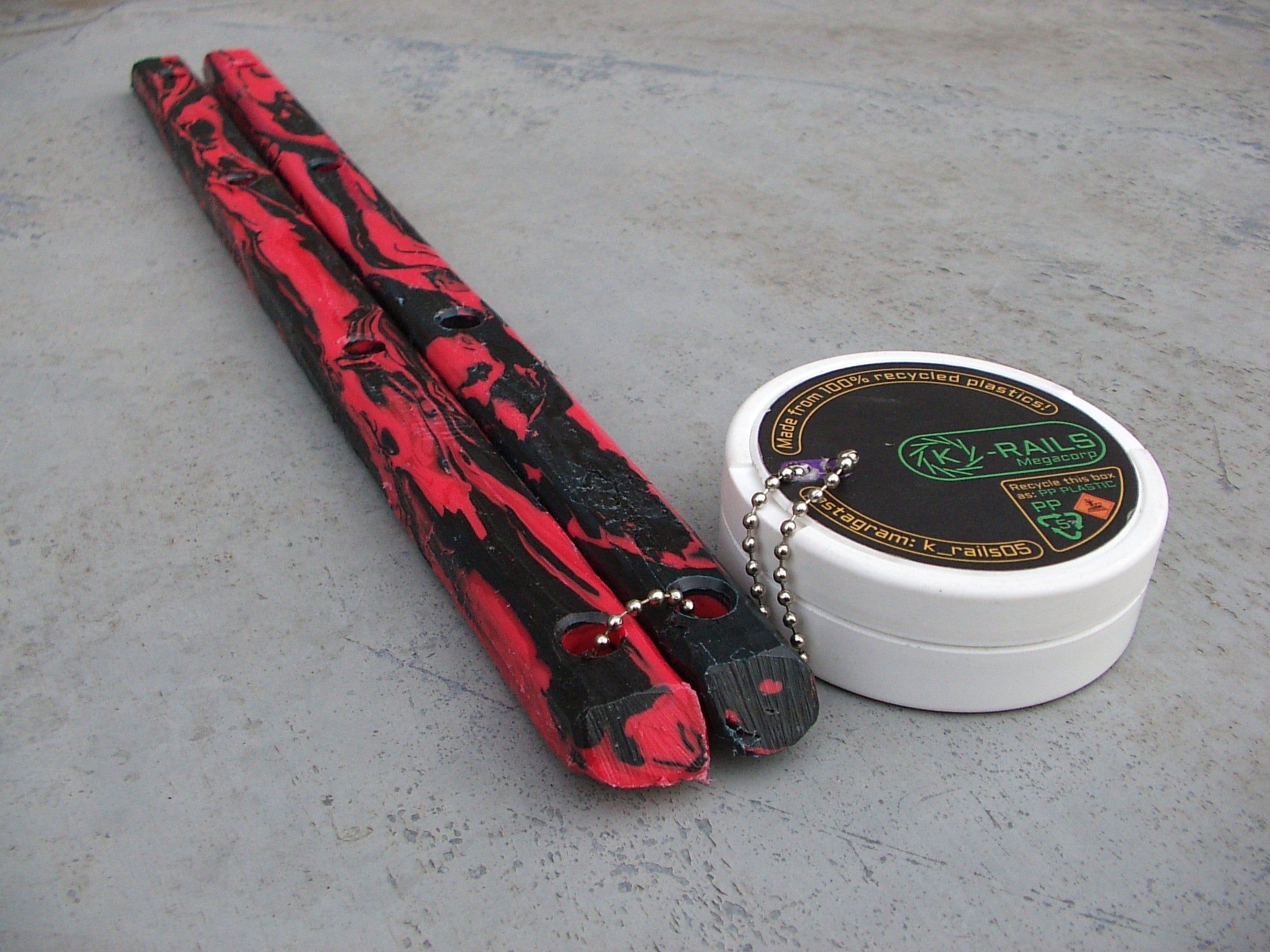 Black crimson rails