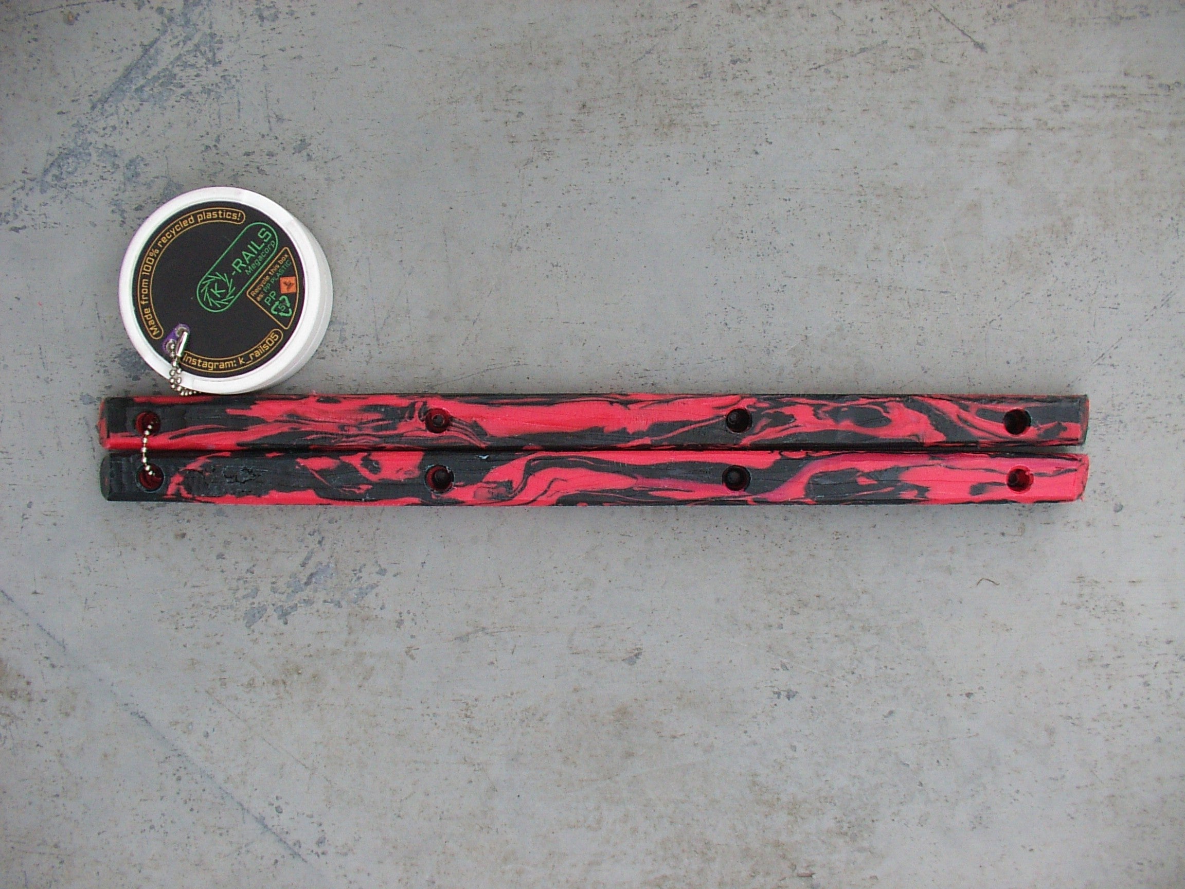 Black crimson rails